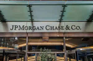 Las acciones de JPMorgan Chase caen a pesar de que las ganancias superan las estimaciones, ya que los ingresos netos por intereses no alcanzan las estimaciones