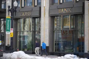 Zions Bancorporation supera las estimaciones de ingresos del primer trimestre y recorta la provisión para préstamos incobrables