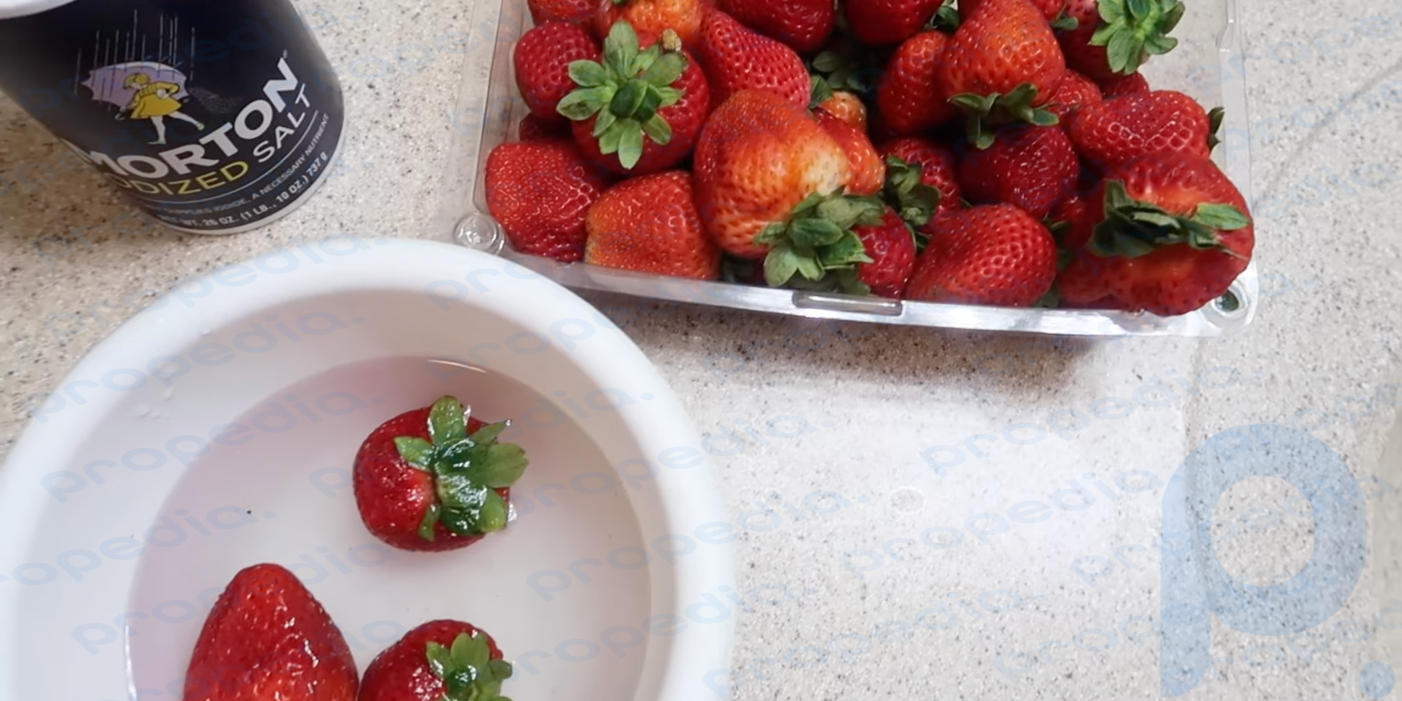 Cómo lavar correctamente las fresas con sal.