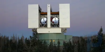 ハッブルよりもクール: 大型双眼望遠鏡がイオをかつてないほど詳細に捉えた