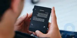 Présentation du Light Phone 3 « anti-smartphone » - désormais avec un appareil photo et un écran OLED