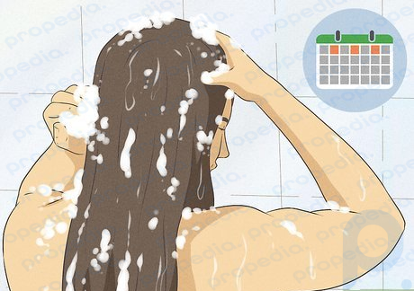 Schritt 1 Begrenzen Sie die Häufigkeit, mit der Sie Ihr Haar waschen, um es gesund zu halten.