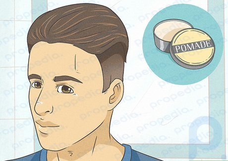 Schritt 1 Glätten Sie Ihr Haar mit Pomade, Wachs oder Gel nach hinten, wenn Sie glattes Haar haben.