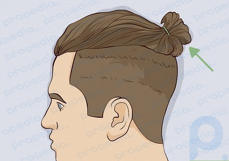 Schritt 3 Tragen Sie Ihre Haare zu einem Knoten oder Pferdeschwanz, wenn Sie langes, dickes Haar haben.