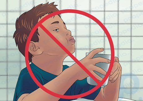 Schritt 5 Spülen Sie den Mund des Kindes nicht ständig aus.