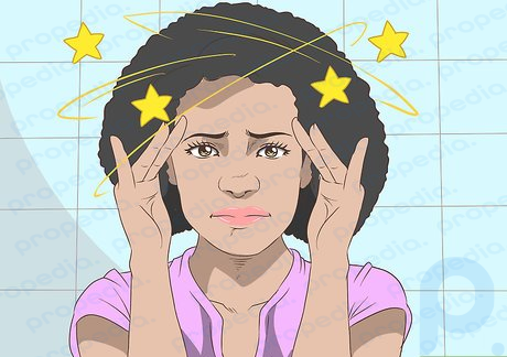 Adım 6 Mağdura baş ağrısı, bulanık görme veya baş dönmesi olup olmadığını sorun.