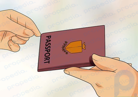 Adım 7 Ayrılmadan önce pasaportunuzun, vizelerinizin, biletlerinizin ve seyahat programlarınızın kopyalarını alın.