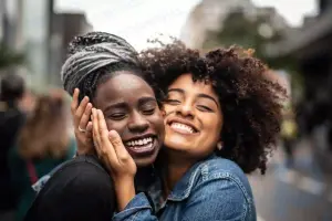 Siyahi ve Irklararası Arkadaşlıklar Ruh Sağlığı İçin Güvenli Bir Alan Olabilir