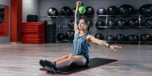 Pumpen: Training mit der Kettlebell für kraftvolle Bauchmuskeln und schöne Schultern