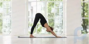 Entraînement du jour : un complexe avec des éléments de yoga pour gonfler les abdos