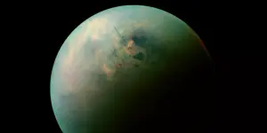 O Telescópio James Webb revela nuvens na lua de Saturno, Titã: