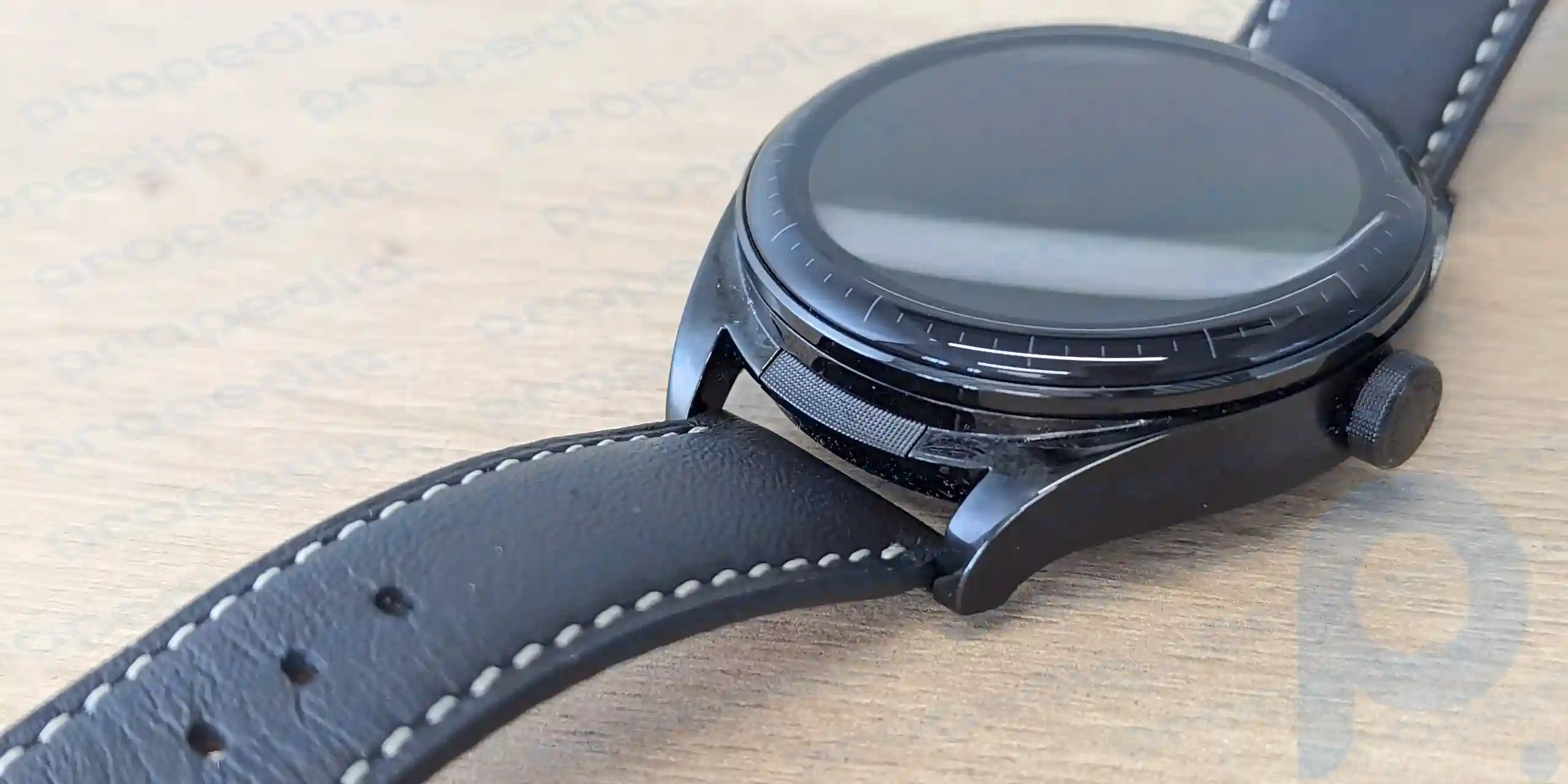 Huawei Watch Buds: buttons on the case