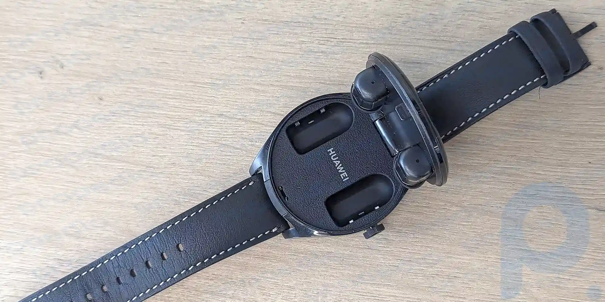 Huawei Watch Buds: position of the headphones inside the case