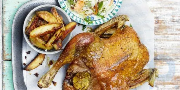 Хрустящая курица с запечённым картофелем и овощным салатом