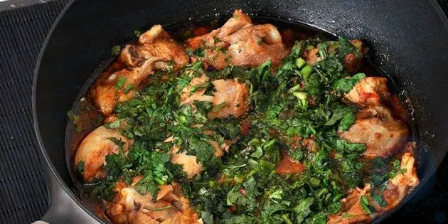 Chakhokhbili de frango com pasta de tomate