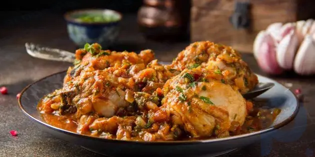 Chakhokhbili de frango com endro, salsa e coentro