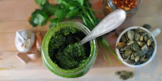 Molho pesto com coentro e sementes de abóbora