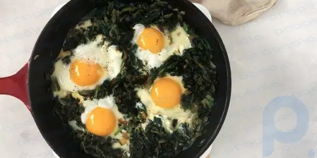 Как приготовить яичницу-глазунью с луком и шпинатом