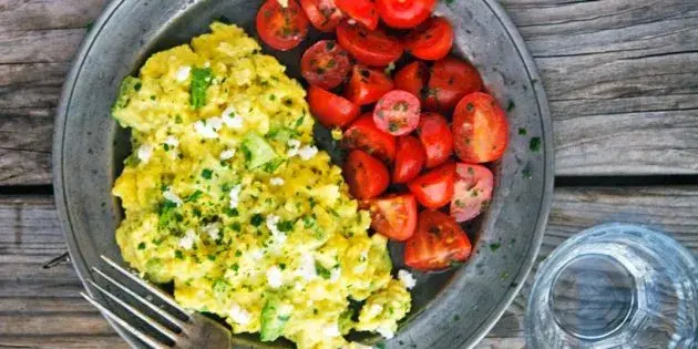 Oeufs brouillés à l'avocat et à la feta