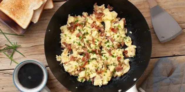 Ovos mexidos com bacon, creme e queijo: uma receita fácil
