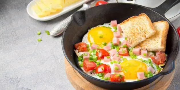 Яичница-глазунья с помидорами и колбасой