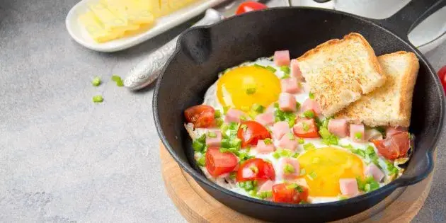 Ovos fritos com tomate e salsicha