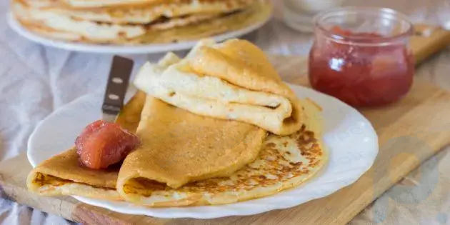 Wie man Vanillepudding-Pfannkuchen mit Hefe und Kefir kocht