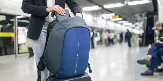 Bobby Compact: elastic band for attaching to a suitcase