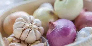 Cómo deshacerse rápidamente del olor a ajo y cebolla de la boca