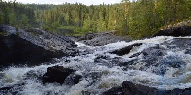 Karelya manzaraları: Kumi şelalesi