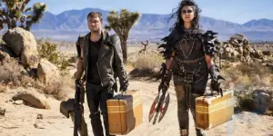 Der Trailer zur 4: Staffel von „Miracle Workers“ ist erschienen – jetzt im Setting von „Mad Max“