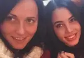 Reshetova veröffentlichte zum ersten Mal ein Foto mit ihrer Mutter, woraufhin ihre Follower sie mit ihrer Schwester verwechselten