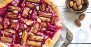 Tea party aux couleurs de l'été : préparation de galette aux amandes et rhubarbe