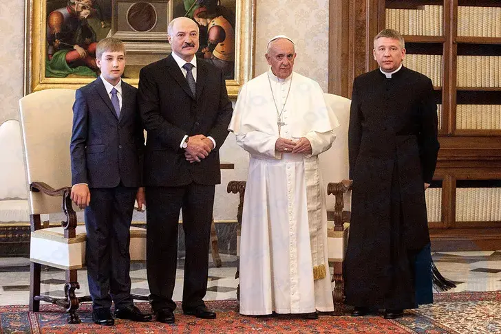 pNikolai ve Alexander Lukashenko Papa ile birlikte /p