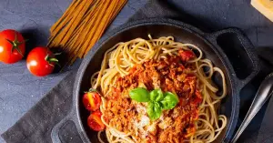 É tudo uma questão de molho: receita de espaguete com molho de legumes assados