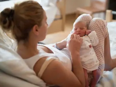 Rusya'daki bir doğum hastanesinde, emziren bir anneye tedavi ücretini ödeyene kadar bebek verilmiyor