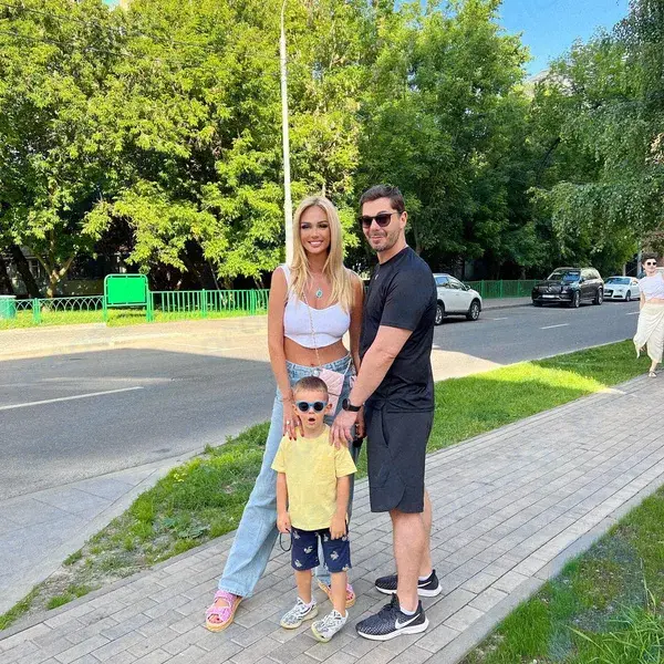 Victoria Lopyreva mit ihrem Mann und ihrem Sohn