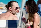 Der 48-jährige Radiohead-Sänger vergnügt sich drei Monate nach dem Tod seiner Ex-Frau mit seiner jungen Freundin am Strand