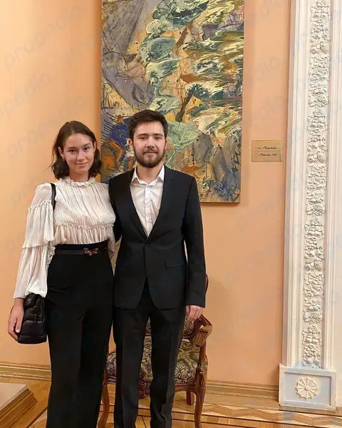 Warum sagte Nemtsovs 20-jährige Tochter sechs Monate nach der Scheidung von ihrem ersten „Ja“ zu ihrem zweiten Ehemann?