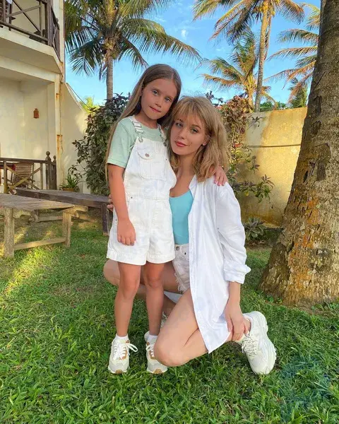 Kristina Asmus com sua filha