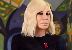 Donatella Versace admitiu que não sabe costurar e pratica esportes todos os dias há 18 anos