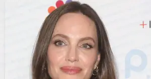 Lonely Jolie chamou a atenção para o ator que é 21 anos mais novo que ela