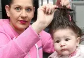 Маленькая Рапунцель: у 4-месячной малышки настолько длинные волосы, что ее мама плетет ей косы