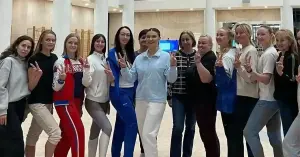 Im Trainingsanzug, aber mit Ehering: Kabaeva leitete das Training für junge Turnerinnen