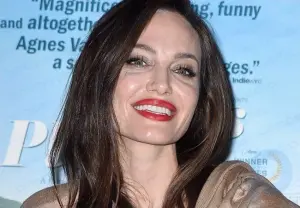 Medios occidentales: Jolie tiene prisa por divorciarse de Pitt para volver a casarse rápidamente