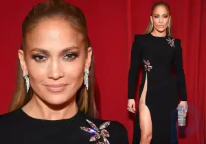Schnitt auf die Rippe! Jennifer Lopez zeigte sich erneut in einem freizügigen Kleid ohne Höschen, aber mit einem schützenden Geheimnis