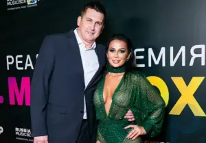 Anna Grachevskaya usou vestido transparente na premiação, mas o marido chamou toda a atenção