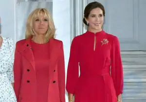 Сговорились? Брижит Макрон и Мэри Датская надели красные наряды на встречу