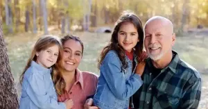 Bruce Willis, gravement malade, sourit joyeusement avec sa famille le jour de la Saint-Valentin