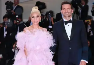 Juntos, mas separados: Bradley Cooper veio à estreia do filme “Nasce Uma Estrela” com Lady Gaga, e Irina Shayk com Donatella Versace